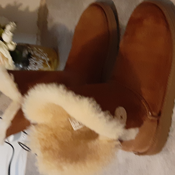 UGG size 8 - Picture 2 of 5